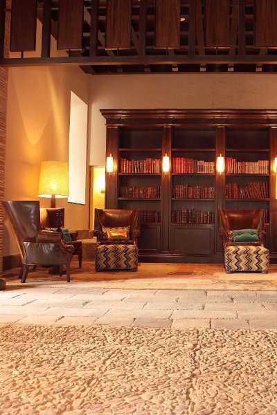 6 Hotel yang Punya Perpustakaan Keren Banget!