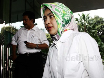 Airin Jenguk Suami saat Jam Kerja