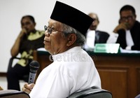 Hilmi mendengarkan pertanyaan majelis hakim dalam sidang lanjutan kasus suap kuota impor daging sapi. Lamhot Aritonang/detikFoto.