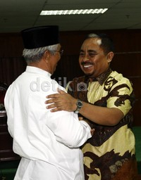 Luthfi memberi salam dan cium pipi kanan dan kiri kepada Hilmi. Lamhot Aritonang/detikFoto.