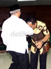 Luthfi juga mencium tangan Hilmi. Lamhot Aritonang/detikFoto.