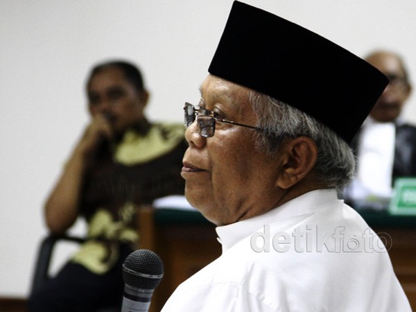 Hilmi Aminuddin Bersaksi untuk Luthfi Hasan