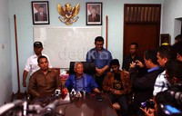 Prof Subur memberikan keterangan pers terkait isu penjemputan dirinya oleh BIN di sebuah rumah di Jl Kartanegara, Jakarta Selatan, Senin (21/10/2013).