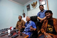 Prof Subur mengungkapkan salah satu indikasi mengapa ada yang berpikiran dia dijemput oleh BIN. Saat ke kantor BIN di Kalibata, Jaksel, dia dikawal mobil patwal bersirine.