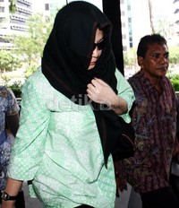 Begitu tiba, Ratu Rita langsung masuk ke gedung KPK. Lamhot Aritonang/detikFoto.