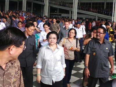 Megawati Kunjungi Pabrik di Tangerang