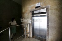 Beberapa pelajar melintas di depan Lift Monas yang tidak beroperasi.