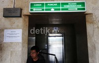 Pengunjung melintas di depan Lift Monas. Penggantian lift Monas ini akan manggunakan dana APBD Pemprov DKI Jakarta 2013 sebesar Rp 4 miliar. Jumlah petugas yang akan melaksanakan penggantian sebanyak 10 orang.