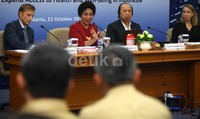 (Kiri-kanan) Executive Director of Global Fund Mark Dybul, Chair of the Board of the Global Fund sekaligus Menteri Kesehatan Nafsiah Mboi, Chairman of Tahir Foundation  Dato Sri Tahir dan Head of Private Donor Engagement Bill & Melinda Gates Foundation Jennifer Alcorn usai menyampaikan  konferensi pers di kantor kementrian kesehatan, Jakarta, Senin (21/10/2013).