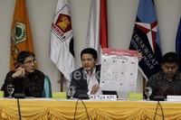 Ketua Komisi Pemilihan Umum (KPU) Husni Kamil Manik (tengah) didampingi anggota KPU Hadar Nafis Gumay (kiri) dan Juri Ardiantoro, menunjukkan contoh surat suara Pemilu tahun 2014 di Kantor KPU Jakarta, Senin (21/10).