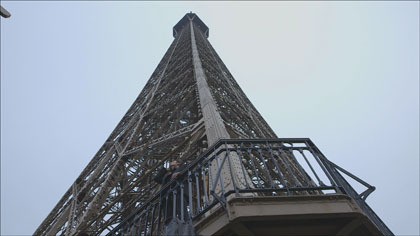 Syuting 99 Cahaya di Langit Eropa, Abimana Adzan di Menara Eiffel