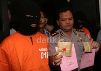 Gitaris band Geisha, Roby ditangkap pihak kepolisian Jakarta Pusat karena kedapatan memiliki ganja seberat 5,1 gram di kamar kosan miliknya di kawasan Pengadegan, Pasar Minggu, Jakarta Selatan. (detikHOT)