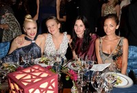 Nicole Richie juga sempat berfoto bersama penyanyi Gwen Stefani, Jennifer Meyer, dan aktris Courteney Cox. Jason Merritt/Getty Images/AFP.