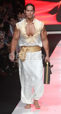 Ade Rai memperagakan brand fashion tas milik Denada. Gus Mun/detikHOT.