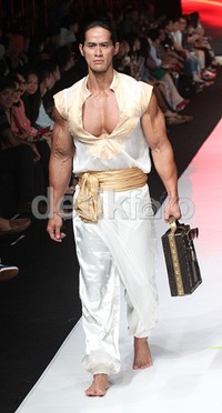 Ia tampil mengenakan busana bernuansa putih-gold yang memperlihatkan dadanya. Gus Mun/detikHOT.