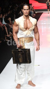 Pose Ade Rai di catwalk. Gus Mun/detikHOT.