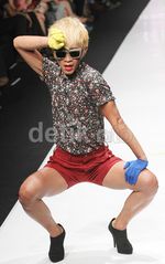 Aming Eksis dengan Ankle Boots di JFW 2014