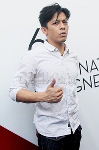 Ya ini pertama kali naik catwalk. Seneng lah, bisa tampil di sini. Seru banget, ujar Ariel. Gus Mun/detikHOT.