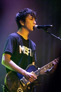 Meskipun tampak lelah berkeringat, Yonghwa tetap membuat BOICE histeris lewat aksi panggungnya. (FNC Entertainment)