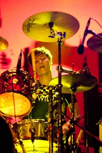 Minhyuk yang sweet tampil energik di balik drum. (FNC Entertainment)