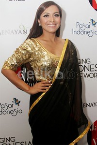 Ia tampil mengenakan Sari bernuansa hitam-gold. Gus Mun/detikHOT.