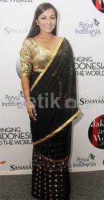 Denada Bergaya ala Bollywood