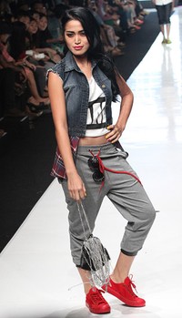 Tampil di catwalk, Jessica memperagakan busana dari Luna Maya. Gus Mun/detikHOT.