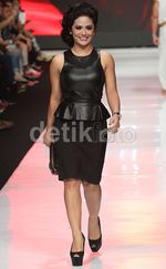 Lenggak-lenggok KD di Catwalk