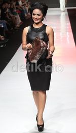 Lenggak-lenggok KD di Catwalk