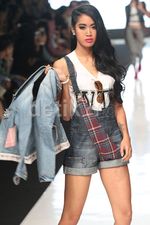 Kaki Jenjang Widi Vierratale