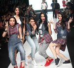 Luna Maya Pamer Perut Langsingnya