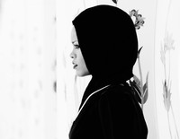 Rihanna juga mengunggah foto dirinya dalam nuansa hitam-putih. (Instagram)