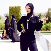 Rihanna juga mengunggah foto dirinya dalam nuansa hitam-putih. (Instagram)