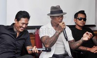 'Sunset di Tanah Anarki', artinya tanah yang indah tapi masih belum ada kebebasaan. Di Bali dan negara Indonesia lainnya itu sangat kaya dan eksostis. Tapi banyak ketidakadilan,  ungkap Jerinx. Noel/detikHOT.