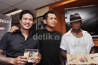 Itulah mengapa judul 'Sunset di Tanah Anarki' dinilai paling pas untuk menggambarkan 17 materi lagu yang ada di album kelima SID tersebut. Noel/detikHOT.