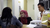Seorang petugas tampak melayani seorang nasabah di salah satu banking hall kantor cabang Bank Danamon Syariah, di Jakarta, Senin (21/10/2013).
