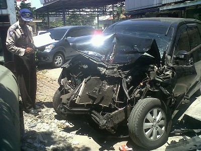 Pick Up Dihajar Avanza, Satu Orang Tewas