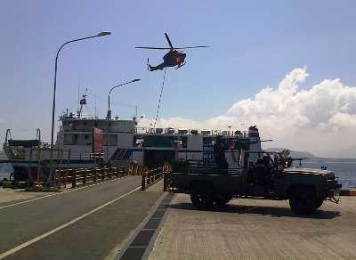 Pasukan Raider Simulasi Penanggulangan Teroris di Pelabuhan Ketapang