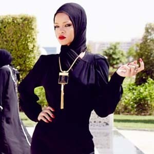 Gaya Berhijab Rihanna di Depan Masjid, Fab or Fail?