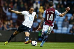 Andros Townsend berusaha melewati Antonio Luna dalam pertandingan di Villa Park, Minggu (20/10/2013) malam WIB. Reuters/Darren Staples.