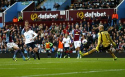 Roberto Soldado melepaskan tembakan yang berbuah gol ke gawang Aston Villa di menit ke-69. Reuters/Eddie Keogh.