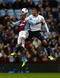 Fabian Delph berebut bola dengan Kyle Walker. Reuters/Eddie Keogh.