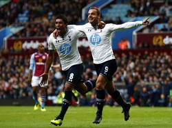 Paulinho dan Roberto Soldado merayakan gol. Dengan kemenangan ini, Spurs naik ke urutan kelima klasemen sementara Liga Primer Inggris. Sementara Villa menempati posisi ke-13. Reuters/Eddie Keogh.