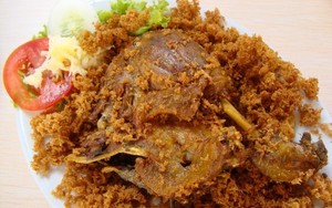 Bebek Omahan: Ngadem Makan Bebek Kremes di Rumah Bambu