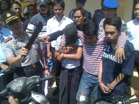 Cari Dana Karaoke, 3 Remaja Tebas Pemotor Pakai Pemotong Es Batu