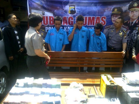 Bingung Dapat Uang Banyak, Herry Simpan Hasil Rampokan di Kandang Ayam