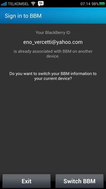     Ketika sudah diinstal, maka pengguna diminta memilih membuat id baru atau masuk dengan menggunakan id yang sudah ada. Saat sign in, maka semua daftar kontak yang sudah dibackup secara otomatis muncul.
