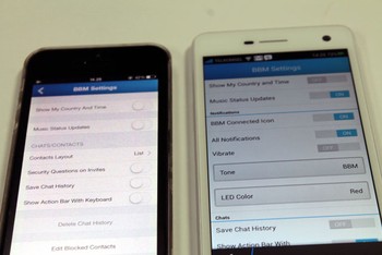     Menu pengaturan BBM versi Android terlihat lebih komplit dibanding iPhone. Hal itu bisa dilihat dari foto di atas, di mana opsi untuk BBM Connected icon absen, sementara pemilihan notifikasinya juga berbeda.