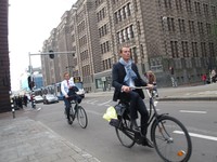 Hal yang harus selalu diingat turis saat berkunjung ke Kota Amsterdam adalah: waspadai para pengendara sepeda. Banyak dari mereka yang kerap menabrak siapapun yang ceroboh melintas di jalur sepeda (Uyung/ detikTravel)