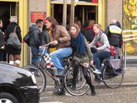 Amsterdam memang terkenal sebagai kota sepeda. Di kota ini, hampir setiap orang memiliki sepedanya sendiri dan dalam satu keluarga rata-rata ada 3-4 sepeda (Uyung/ detikTravel)